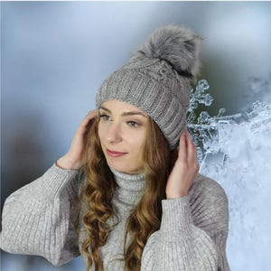 Cappello Lavorato A Maglia All'ingrosso Della Fabbrica Palla Pendente Inverno Pom Pom Di Lusso Cappelli Bennie A Maglia Cappelli Auricolari - Foto 4