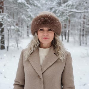 Damska zimowa czapka kaszmirowa z podwójną warstwą – elegancka czapka z wykończeniem ze sztucznego futra, ciepły i stylowy prezent dla niej
