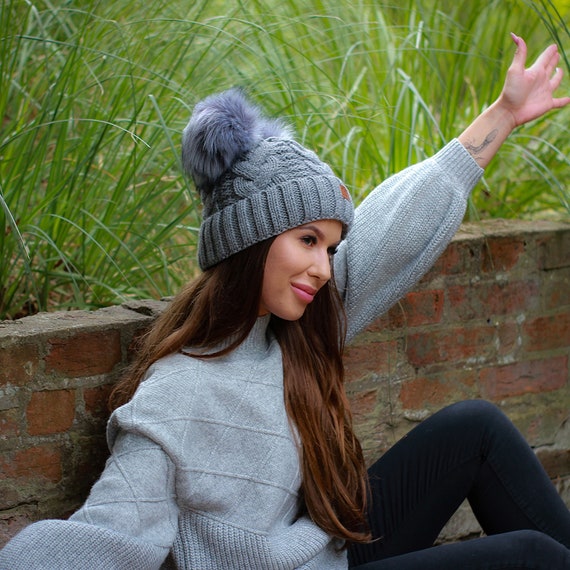 Bonnet D'hiver à Pompon pour Femme, Chapeau Hiver Femme, D'hiver Bonnet  Tricoté, Casquette Blanche Femme Hiver, Crochet à Tricoter Bonnet, Bonnet  Hiver avec Doublure en Polaire Chaude, Cadeaux de Noël : 