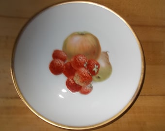 Assiette avec décoration d’Edbeeren, pomme et poire.Thomas