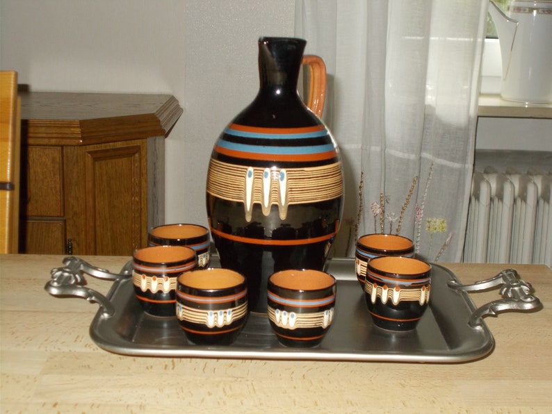 With serving tray made of sturdy aluminium with frilled handles Ceramic carafe with six cups in peacock d\u00e9cor