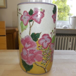 Ausnahmevase mit tollkühnem Hortensiendekor und Craquelee. Keramik