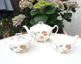 Teekanne mit Zuckerdose und Sahnekännchen in altenglischem Stil.