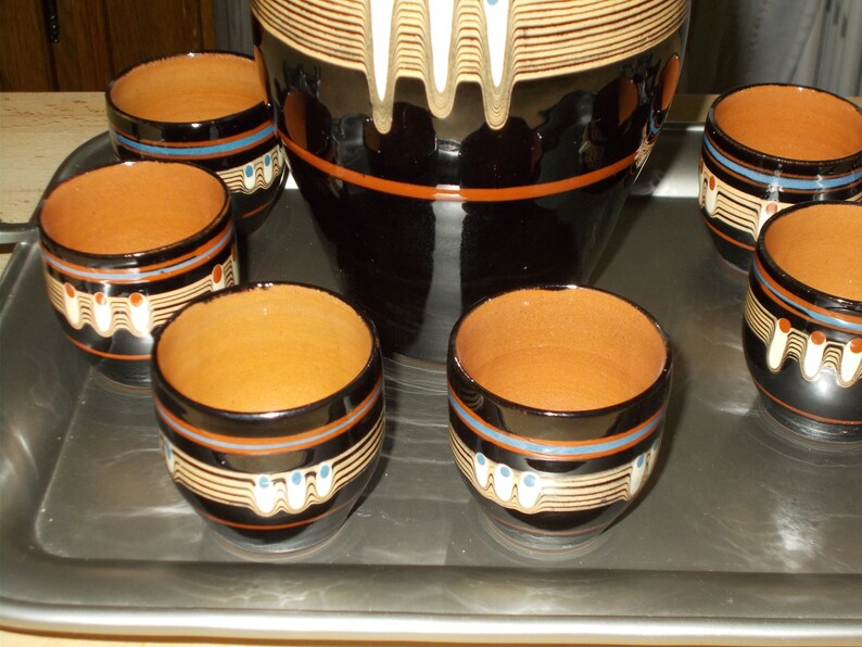 With serving tray made of sturdy aluminium with frilled handles Ceramic carafe with six cups in peacock d\u00e9cor