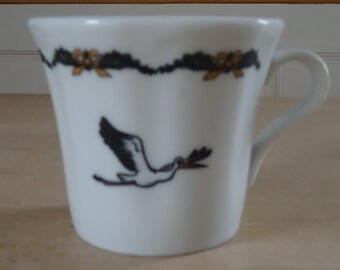 Mug avec une cigogne volante d'Alsace. Création : Astrid Rohe