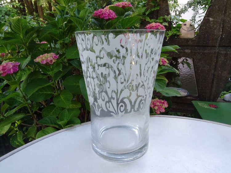 Raffinato vaso in vetro con decorazione incisa. Altezza: 26 cm, apertura 17,5 cm.
