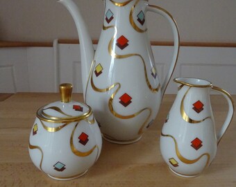 Mokakanna/espressomaskin i slående design och dekoration. Inkluderar sockerskål och gräddkanna. MPK