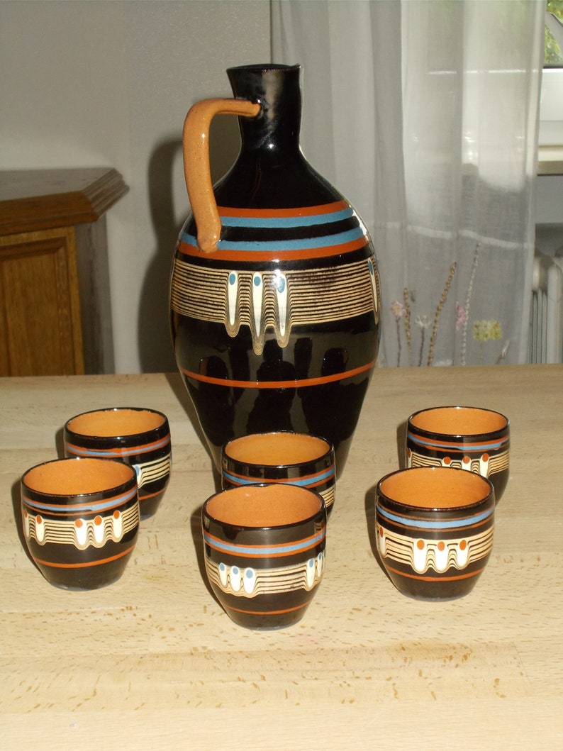 With serving tray made of sturdy aluminium with frilled handles Ceramic carafe with six cups in peacock d\u00e9cor