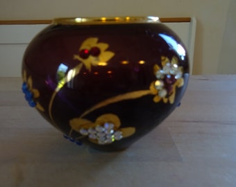 Petit vase en verre de couleur bordeux inscrit avec des pierres scintillantes et Bad Driburg.