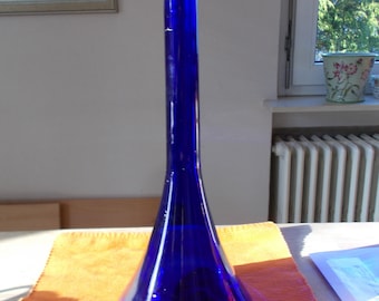 Vase en verre bleu éclatant. Hauteur: 34,5 cm.