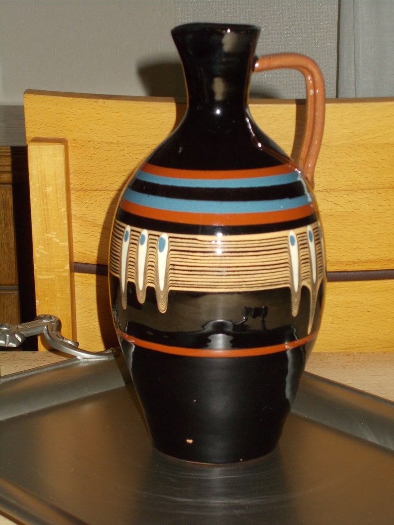 With serving tray made of sturdy aluminium with frilled handles Ceramic carafe with six cups in peacock d\u00e9cor
