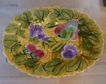 Piatto in maiolica di straordinaria bellezza con decoro di frutta. Ceramica. Prodotto in Francia. Dimensioni: 23 x 31,5 x 5 cm.