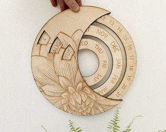 Calendrier perpétuel en bois de bouleau gravé : motif lune et dahlia