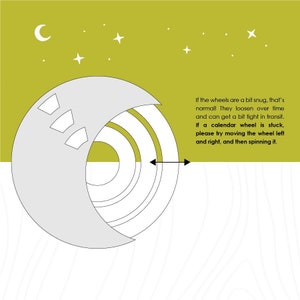 Peut inclure: Une roue de calendrier grise et blanche avec un croissant de lune et des &eacute;toiles en arri&egrave;re-plan. Le texte indique : "Si les roues sont un peu serr&eacute;es, c'est normal ! Elles se desserrent avec le temps et peuvent se serrer un peu en transit. Si une roue de calendrier est bloqu&eacute;e, essayez de la d&eacute;placer vers la gauche et la droite, puis de la faire tourner."