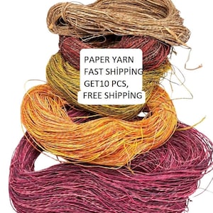 Könnte beinhalten: Ein Stapel bunter Papiergarne in den Farben Braun, Rot, Gelb und Pink. Das Garn besteht aus Naturfasern und ist perfekt für Bastelarbeiten. Der Text auf dem Etikett lautet "PAPER YARN FAST SHIPPING GET 10 PCS, FREE SHIPPING".