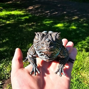 Skulptur av groda i harts – Jin Chan-inspirerat konstverk av fantasypadda