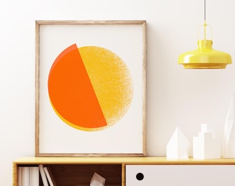 Könnte beinhalten: Eine Holz-TV-Konsole mit einer weißen Schublade und offenen Regalen. Die Konsole ist mit einem gerahmten Druck eines gelben und orangefarbenen Kreises, einer gelben Pendelleuchte und weißen geometrischen Skulpturen dekoriert.