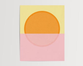 Può includere: Stampa d'arte geometrica astratta con un grande cerchio arancione con un motivo a strisce su sfondo giallo. Il cerchio è parzialmente oscurato da un rettangolo rosa.