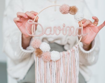 Ein Traumfänger mit Name fürJunge Mädchen | Wandbehang im Kinderzimmer oder Tür | als Geschenk zur Geburt | Holzring für das Babyzimmer