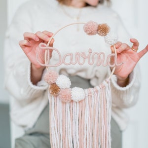 Ein Traumfänger mit Name fürJunge Mädchen Wandbehang im Kinderzimmer oder Tür als Geschenk zur Geburt Holzring für das Babyzimmer Bild 1