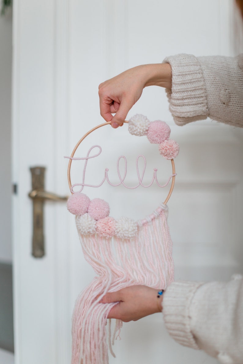 Ein Traumfänger mit Name fürJunge Mädchen Wandbehang im Kinderzimmer oder Tür als Geschenk zur Geburt Holzring für das Babyzimmer Bild 8