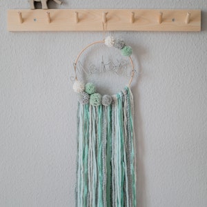 Ein Traumfänger mit Name fürJunge Mädchen Wandbehang im Kinderzimmer oder Tür als Geschenk zur Geburt Holzring für das Babyzimmer Bild 9