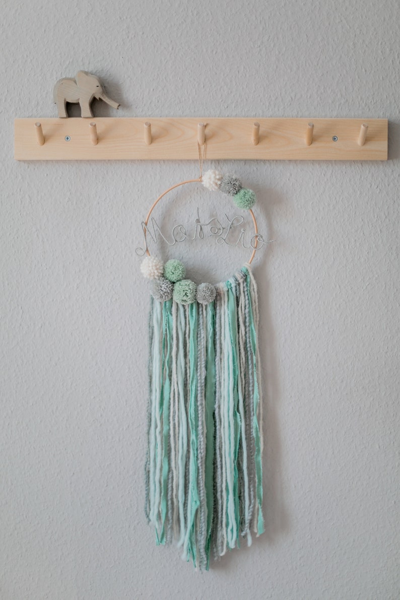 Ein Traumfänger mit Name fürJunge Mädchen Wandbehang im Kinderzimmer oder Tür als Geschenk zur Geburt Holzring für das Babyzimmer Bild 9