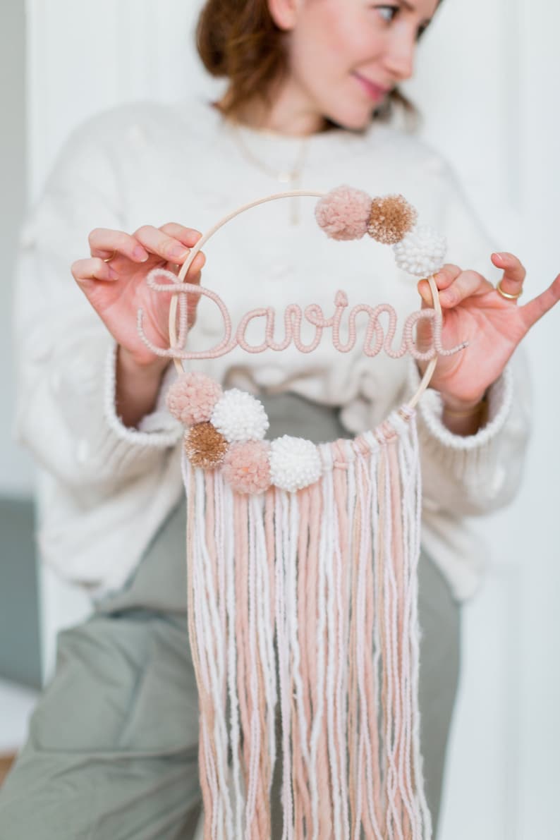 Ein Traumfänger mit Name fürJunge Mädchen Wandbehang im Kinderzimmer oder Tür als Geschenk zur Geburt Holzring für das Babyzimmer Bild 1