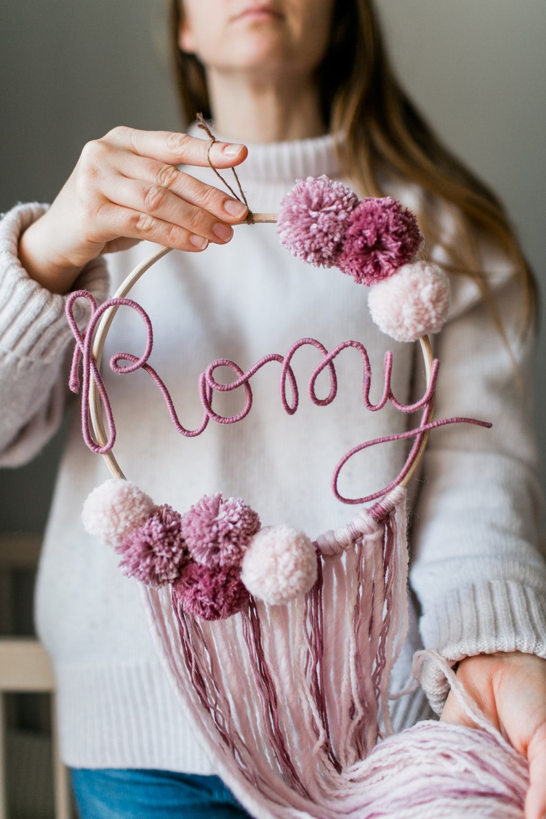 Ein Traumfänger mit Name fürJunge Mädchen Wandbehang im Kinderzimmer oder Tür als Geschenk zur Geburt Holzring für das Babyzimmer Bild 6