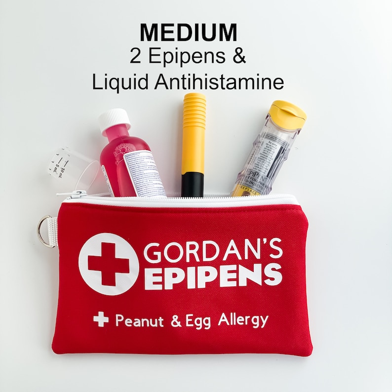 Rode allergietas klaar voor noodgevallen – gepersonaliseerd voor veiligheid (epiPens, epinefrine, auvi-q, antihistaminica, auto-injector) – geïsoleerd afbeelding 3