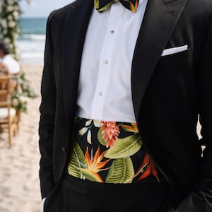Hawaiianskt ingefärablommigt gördelsset med slips, livfull tropisk stil för fester och bröllop