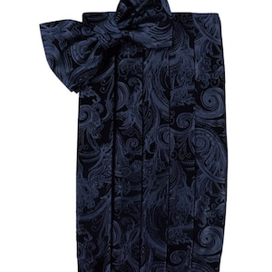 Conjunto formal clásico de cachemira azul medianoche, fajín y pajarita para bodas y bailes de graduación.