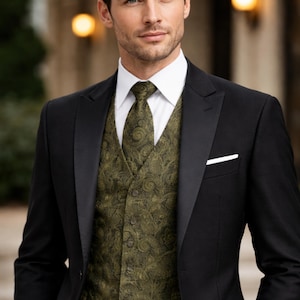 Conjunto de chaleco y corbata de satén con estampado paisley verde musgo: un atuendo formal clásico para bodas o eventos.