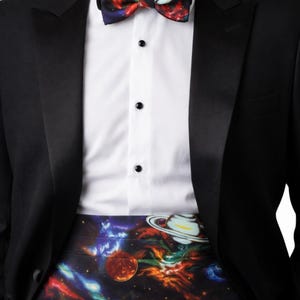 Conjunto de fajín y pajarita de esmoquin con estampado de galaxias y planetas – Estampado cósmico para bodas