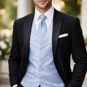 Conjunto de colete de smoking azul claro com estampa paisley e gravata lisa, traje formal elegante para casamentos.