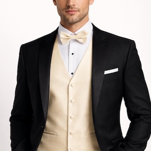 Conjunto de colete e gravata borboleta em espinha de peixe cor areia - Traje clássico e formal para casamentos.