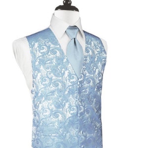 Lichtblauw Paisley smokingvest met volledige rug en contrasterende effen stropdas