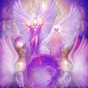 Op de afbeelding: Een schilderij met drie engelen met grote, witte vleugels. De engelen zijn omgeven door een paarse aura en houden een grote, paarse bol vast. De bol is omgeven door een wit licht.