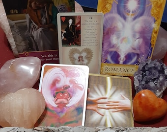 Può includere: Un set di carte dei tarocchi con un tema rosa e viola. Le carte sono disposte su una superficie di legno con cristalli e pietre a forma di cuore. Le carte mostrano immagini di angeli, cuori e coppie. Il testo sulle carte recita "Soul Mate" e "Romance".