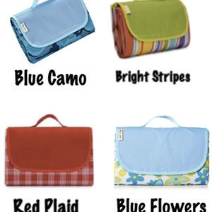 Puede incluir: Cuatro mantas de picnic diferentes dobladas con asas. Las mantas son de los siguientes patrones: camuflaje azul, rayas brillantes, cuadros rojos y flores azules.