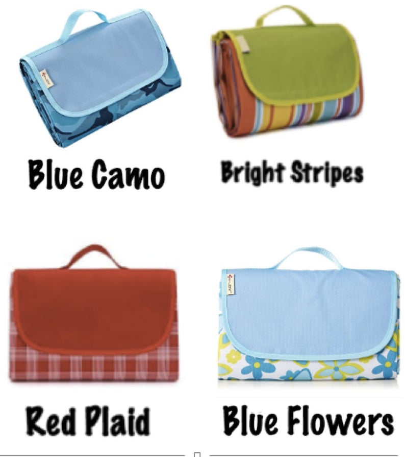 Puede incluir: Cuatro mantas de picnic diferentes dobladas con asas. Las mantas son de los siguientes patrones: camuflaje azul, rayas brillantes, cuadros rojos y flores azules.