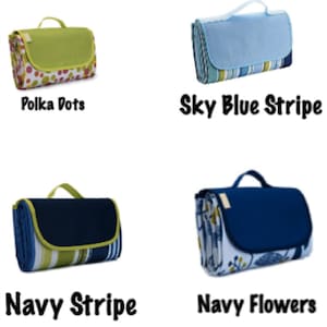 Puede incluir: Cuatro estilos diferentes de mantas de picnic. Las mantas est&aacute;n dobladas y tienen un asa. Las mantas est&aacute;n en los siguientes patrones: lunares, rayas azul cielo, rayas azul marino y flores azul marino.
