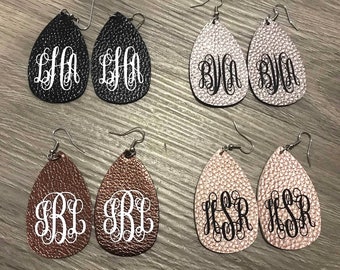 Pendientes monogramados de piel sintética; personalizados con las iniciales de su monograma; diseño en forma de lágrima