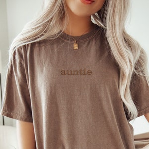 Embroidered Aunt Shirt, Minimalistic, Auntie Tee, New Aunt T-shirt, Gift for Aunt, Aunt Gift, Announcement to Family, Women 194