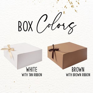 Könnte beinhalten: Zwei Geschenkboxen, eine weiße mit einem braunen Band und eine braune mit einem braunen Band. Die Boxen sind mit "Weiß mit braunem Band" und "Braun mit braunem Band" beschriftet.