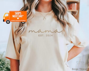 Chemise brodée maman Est 2024, date prévue, chemise maman minimaliste, chemise neutre, maman, cadeau fête des mères pour maman, cadeau nouvelle maman X20