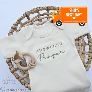 Marca ONESIES® de Oración Respondida Bordada, Body de Él Respondió, Mejor Amigo, Anuncio de Embarazo de Bebé, Hemos orado, Religioso 1004