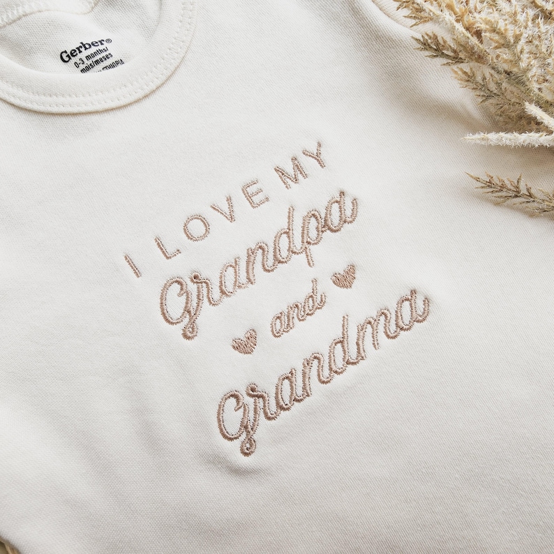 Monos bordados para bebé, marca "Abuelo y Abuela" Monos lindos "Amo a mi abuela y abuelo" Monos personalizados, marca "Abuelos" 402 imagen 3