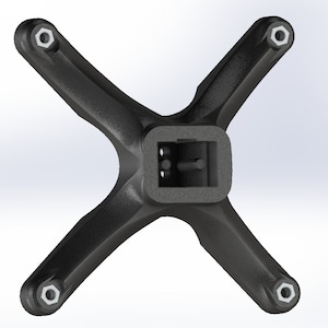 Puede incluir: Soporte de plástico negro con cuatro brazos y una abertura cuadrada en el centro. Los brazos tienen un agujero hexagonal en el extremo.