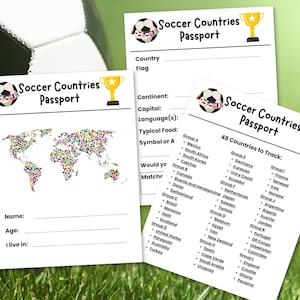 Puede incluir: Tres hojas de papel blancas tituladas Soccer Countries Passport que muestran un balón de fútbol, un trofeo dorado, un mapa mundial colorido y listas de países organizadas por grupos. Las páginas incluyen líneas en blanco para datos.